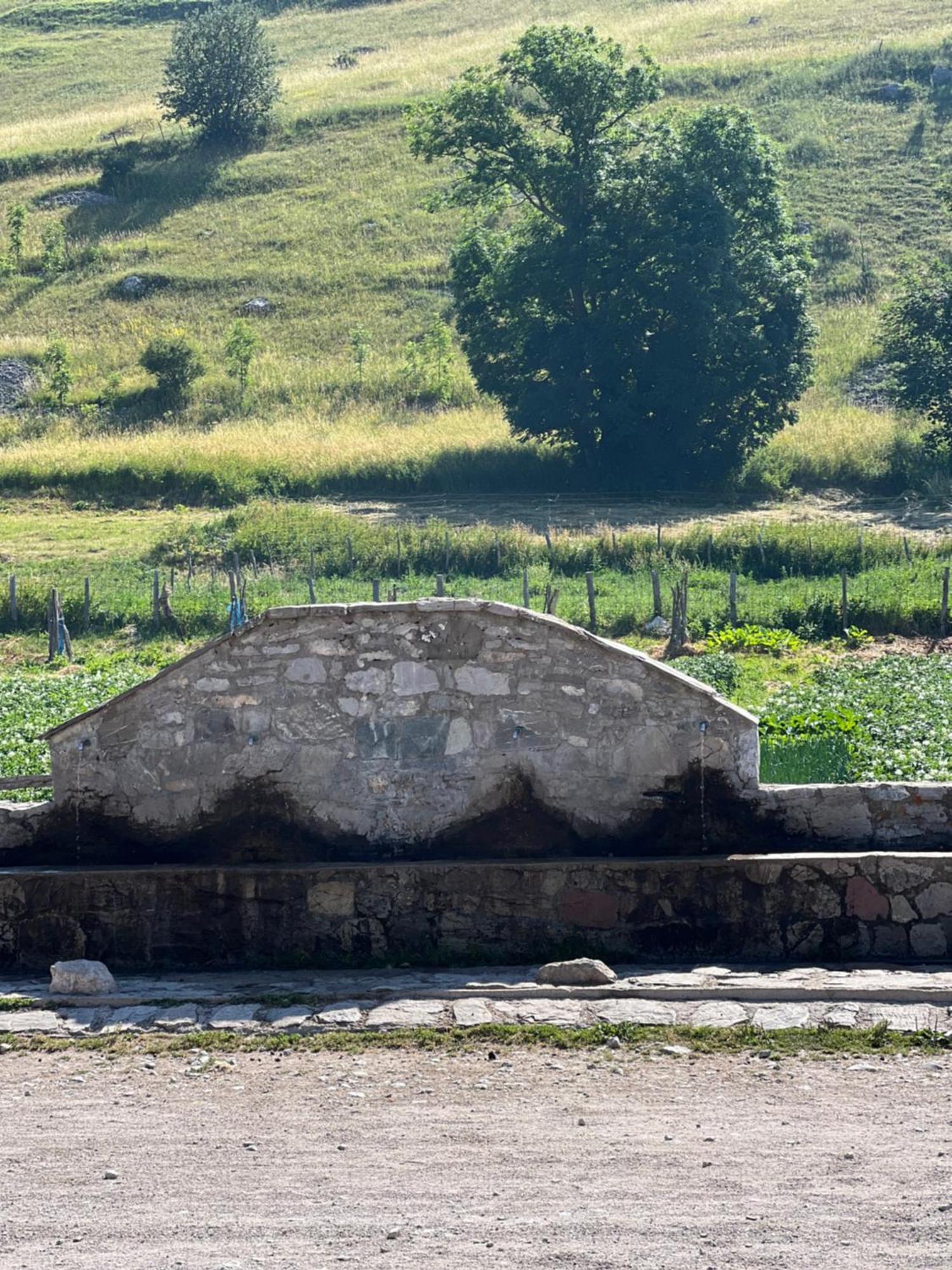 Kod Kapetana Tea Panzió Gornji Lukomir Kültér fotó