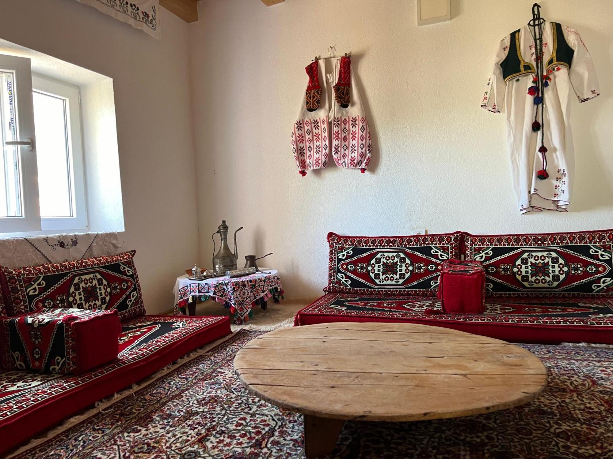 Kod Kapetana Tea Panzió Gornji Lukomir Kültér fotó